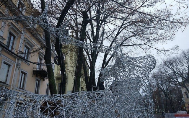 На главной улице Одессы установили новогоднюю композицию Фото № 6 На главной улице Одессы установили новогоднюю композицию Фото № 6