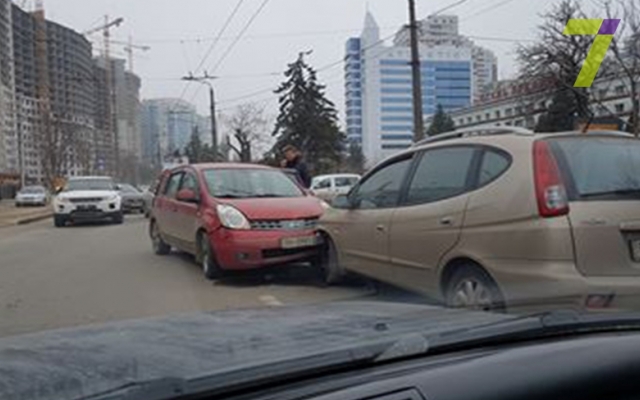 В Одессе на Генуэзской пробка из-за аварии (ФОТО) Фото № 1 В Одессе на Генуэзской пробка из-за аварии (ФОТО) Фото № 1