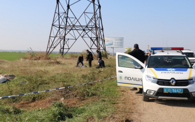 На обочине трассы Одесса-Черноморск обнаружен труп мужчины (ФОТО) Фото № 1 На обочине трассы Одесса-Черноморск обнаружен труп мужчины (ФОТО) Фото № 1