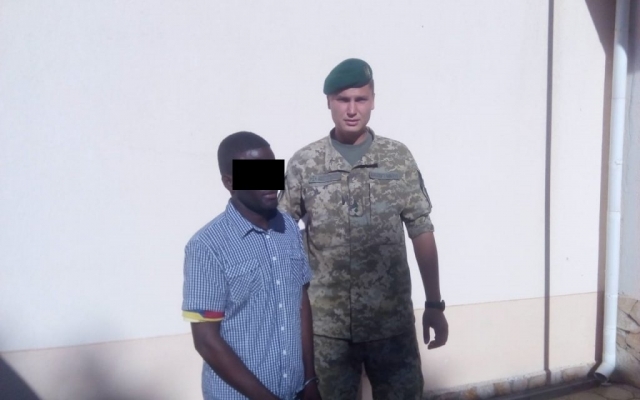 Гражданин Африки с поддельным паспортом пытался подкупить одесских пограничников (ФОТО) Фото № 0 Гражданин Африки с поддельным паспортом пытался подкупить одесских пограничников (ФОТО) Фото № 0