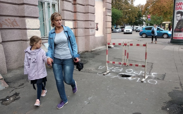 В Одессе на дороге образовалась яма (ФОТО) Фото № 5 В Одессе на дороге образовалась яма (ФОТО) Фото № 5