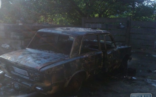 В Татарбунарах пылающий автомобиль едва не сжег дом Фото № 0 В Татарбунарах пылающий автомобиль едва не сжег дом Фото № 0