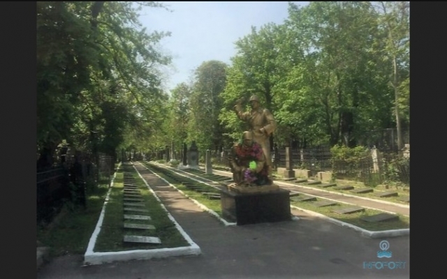 Поминальные дни: для одесситов на кладбищах города установлены туалеты и подвоз воды Фото № 5 Поминальные дни: для одесситов на кладбищах города установлены туалеты и подвоз воды Фото № 5
