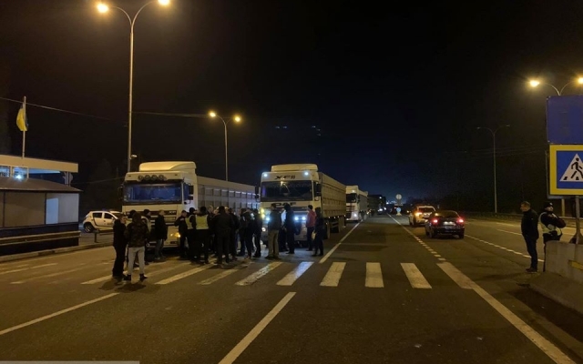 Водители фур перекрыли движение на трассе Киев-Одесса в протест против установки весовых комплексов Фото № 2 Водители фур перекрыли движение на трассе Киев-Одесса в протест против установки весовых комплексов Фото № 2
