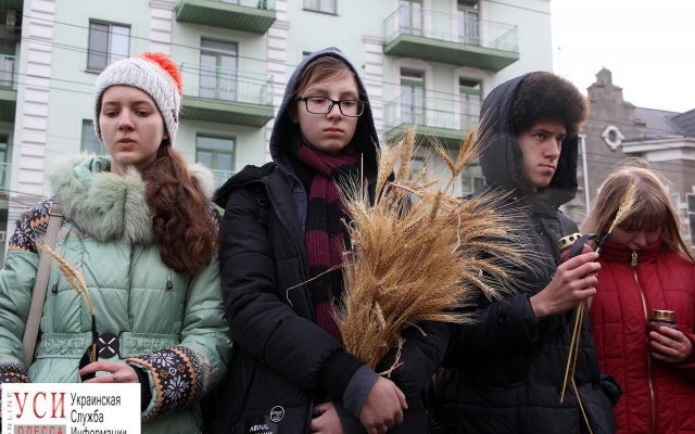 Сегодня одесситы вспоминают жертв Голодомора и несут цветы к памятнику трагедии Фото № 3 Сегодня одесситы вспоминают жертв Голодомора и несут цветы к памятнику трагедии Фото № 3