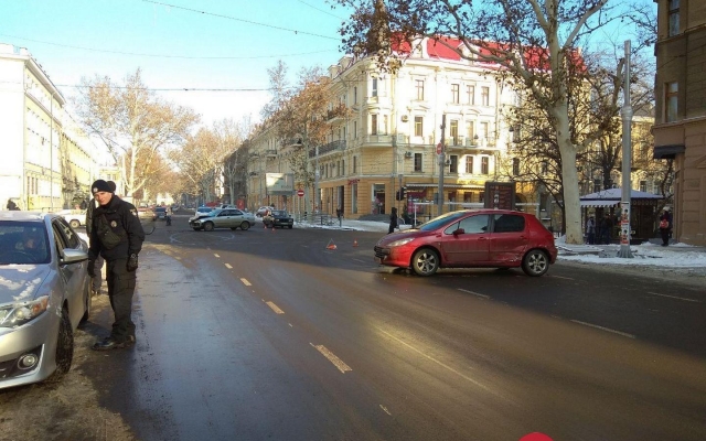 На Ришельевской две иномарки не поделили перекрёсток (ФОТО) Фото № 0 На Ришельевской две иномарки не поделили перекрёсток (ФОТО) Фото № 0