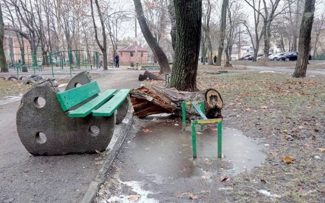 Одессит показал непригодную для детей площадку Фото № 3 Одессит показал непригодную для детей площадку Фото № 3