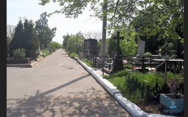Поминальные дни: для одесситов на кладбищах города установлены туалеты и подвоз воды Фото № 1 Поминальные дни: для одесситов на кладбищах города установлены туалеты и подвоз воды Фото № 1