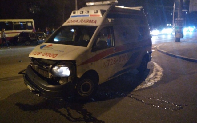 В Одессе иномарка столкнулась со В Одессе иномарка столкнулась со