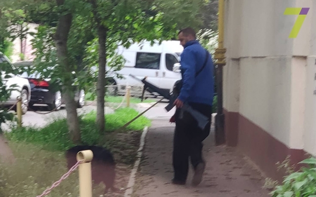Одессит выгуливал собаку, вооружившись автоматом (ФОТО) Фото № 0 Одессит выгуливал собаку, вооружившись автоматом (ФОТО) Фото № 0