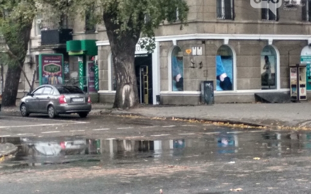 Одесса поплыла: на одной из улиц прорвало водопровод Фото № 2 Одесса поплыла: на одной из улиц прорвало водопровод Фото № 2