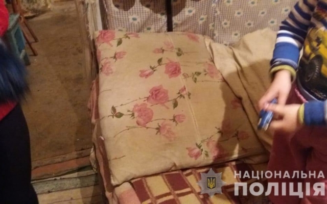 Грязная одежда и бельё, на полу окурки — в Одесской области обнаружили очередную горе-мать Фото № 0 Грязная одежда и бельё, на полу окурки — в Одесской области обнаружили очередную горе-мать Фото № 0