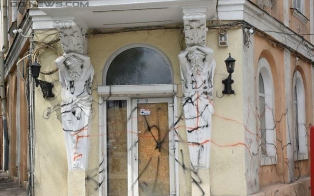В центре Одессы вандалы изуродовали здание (ФОТО) Фото № 1 В центре Одессы вандалы изуродовали здание (ФОТО) Фото № 1