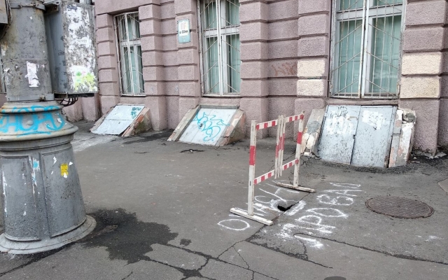 В Одессе на дороге образовалась яма (ФОТО) Фото № 3 В Одессе на дороге образовалась яма (ФОТО) Фото № 3