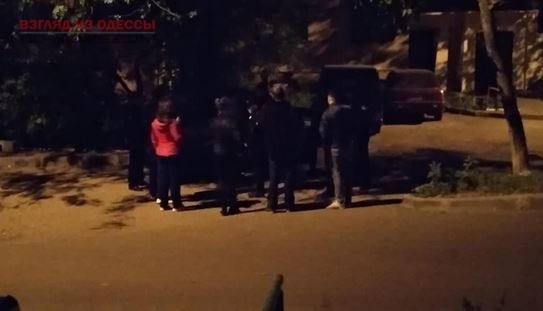 В Одессе хулиганы угрожали прохожим оружием Фото № 0 В Одессе хулиганы угрожали прохожим оружием Фото № 0