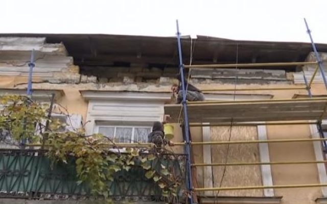 В Одессе на голову прохожего упал кусок фасада (ВИДЕО) Фото № 0 В Одессе на голову прохожего упал кусок фасада (ВИДЕО) Фото № 0