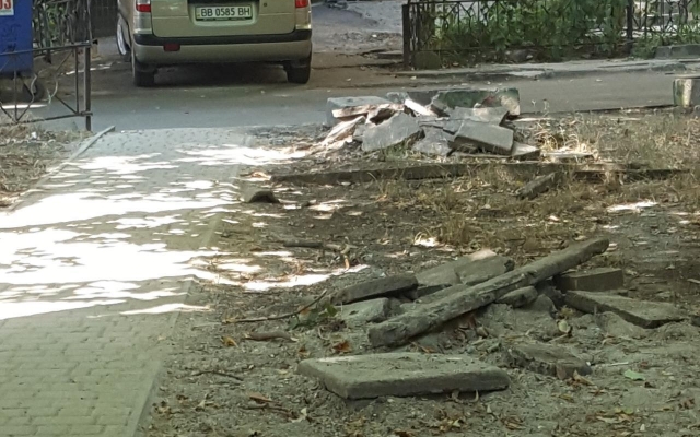 «Спасибо, уже не надо»: одесситы просят убрать мусор во дворе, который оставил кандидат в депутаты Фото № 3 «Спасибо, уже не надо»: одесситы просят убрать мусор во дворе, который оставил кандидат в депутаты Фото № 3