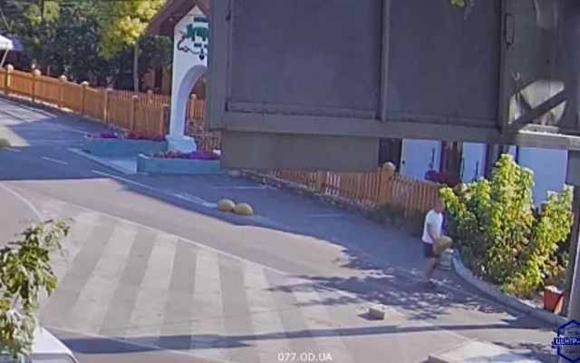Одессит похитил бетонную полусферу на Ланжероне (ВИДЕО) Фото № 0 Одессит похитил бетонную полусферу на Ланжероне (ВИДЕО) Фото № 0