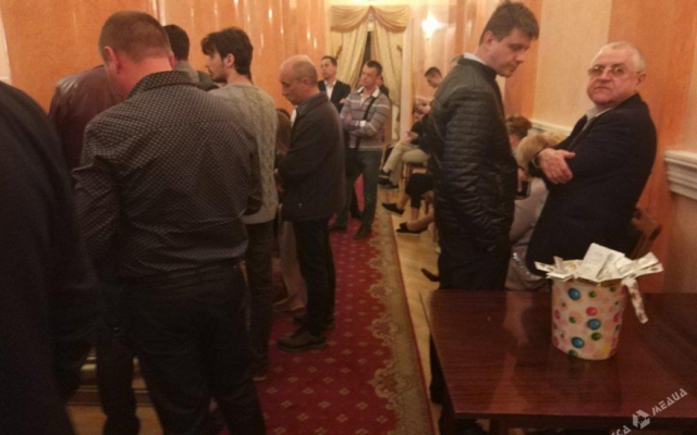 Депутаты не оценили ведро презервативов в Одесском горсовете (ФОТО) Фото № 1 Депутаты не оценили ведро презервативов в Одесском горсовете (ФОТО) Фото № 1