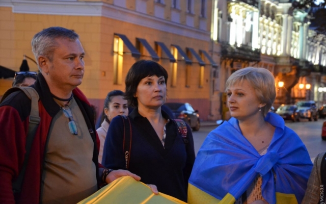С песнями и лампадами одесситы вышли на акцию протеста против С песнями и лампадами одесситы вышли на акцию протеста против