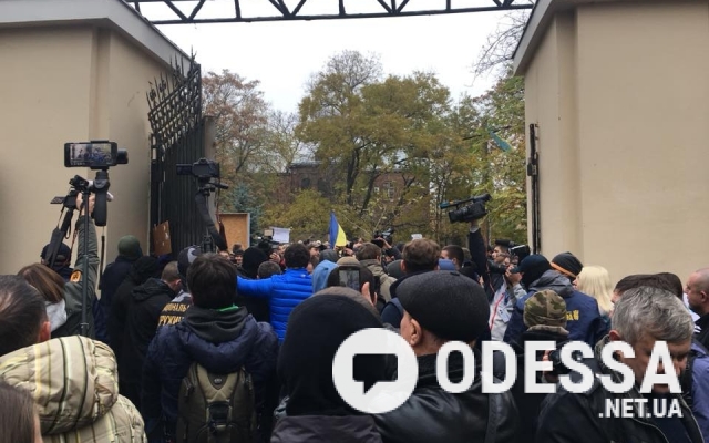 Активисты сняли ворота Летнего театра в Горсаду и забаррикадировали ими вход в Одесскую мэрию Фото № 0 Активисты сняли ворота Летнего театра в Горсаду и забаррикадировали ими вход в Одесскую мэрию Фото № 0