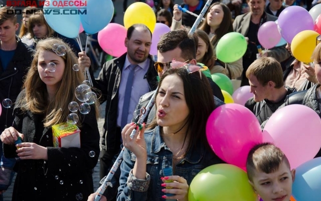 Одесситы прошли маршем по улицам города: пускали пузыри Фото № 8 Одесситы прошли маршем по улицам города: пускали пузыри Фото № 8