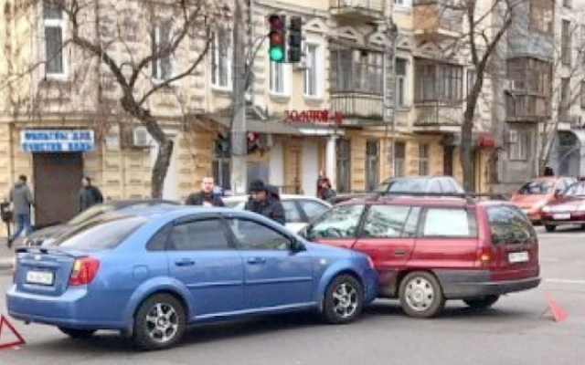 Авария в центре города – столкнулись две иномарки Фото № 0 Авария в центре города – столкнулись две иномарки Фото № 0