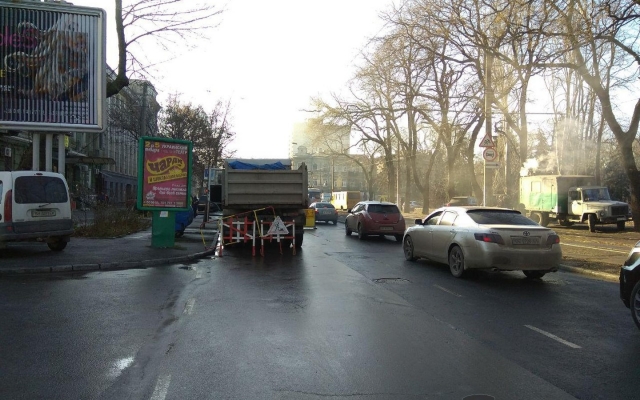 В центре города на проезжей части образовалась огромная дыра Фото № 2 В центре города на проезжей части образовалась огромная дыра Фото № 2