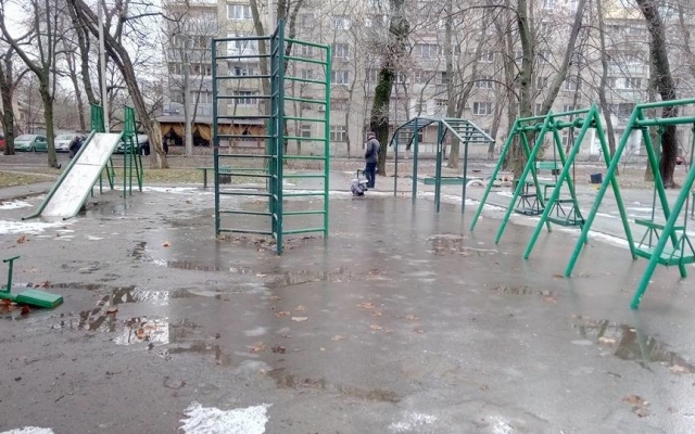 Одессит показал непригодную для детей площадку Фото № 9 Одессит показал непригодную для детей площадку Фото № 9