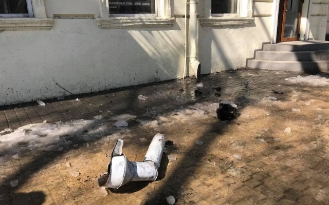 На голову одесситам падают водосточные трубы (ФОТО) Фото № 0 На голову одесситам падают водосточные трубы (ФОТО) Фото № 0