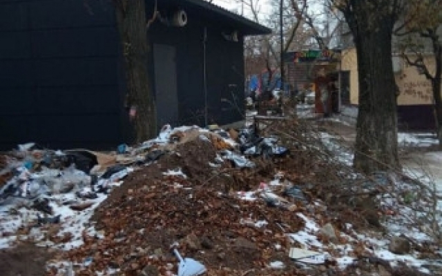В Одессе лото-маркет устроил свалку во дворе жилого дома Фото № 0 В Одессе лото-маркет устроил свалку во дворе жилого дома Фото № 0