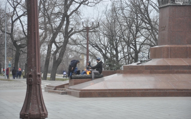 В Одессе группа юношей сушила ноги на Вечном огне (ФОТО, ВИДЕО) Фото № 2 В Одессе группа юношей сушила ноги на Вечном огне (ФОТО, ВИДЕО) Фото № 2
