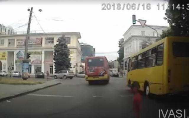 В Одессе водитель едва не наехал на ребёнка (ВИДЕО) Фото № 0 В Одессе водитель едва не наехал на ребёнка (ВИДЕО) Фото № 0