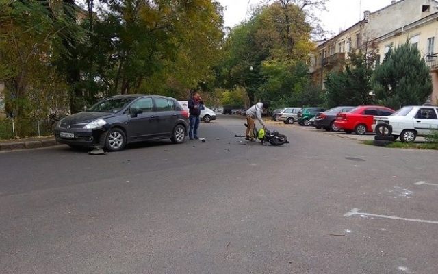 Авария на Базарной: ПДД нарушили оба Фото № 0 Авария на Базарной: ПДД нарушили оба Фото № 0
