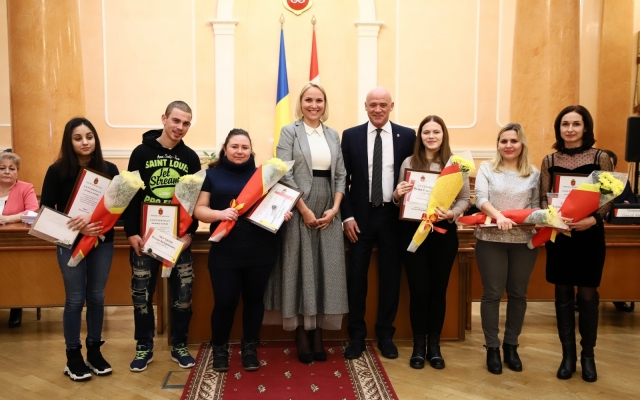 Мэр Одессы вручил ключи от квартир детям-сиротам Фото № 5 Мэр Одессы вручил ключи от квартир детям-сиротам Фото № 5