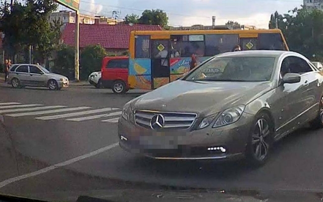Водитель Mercedes, которая на пешеходном переходе сбила старушку, задержана (ФОТО) Фото № 2 Водитель Mercedes, которая на пешеходном переходе сбила старушку, задержана (ФОТО) Фото № 2