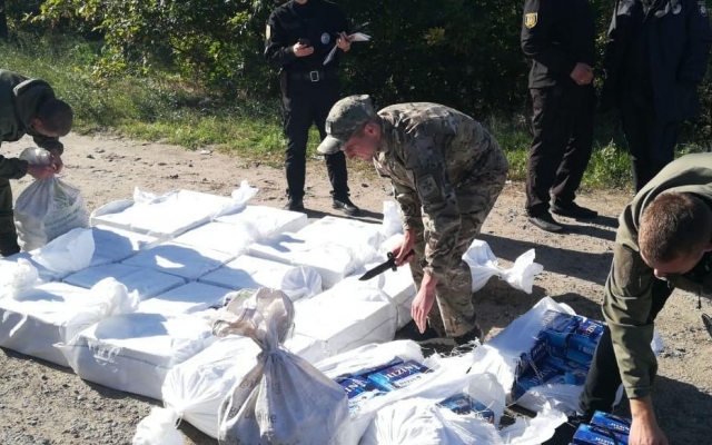 Контрабандисты пытались ввезти в Одессу 20 ящиков сигарет и 600 литров поддельного алкоголя (ФОТО) Фото № 2 Контрабандисты пытались ввезти в Одессу 20 ящиков сигарет и 600 литров поддельного алкоголя (ФОТО) Фото № 2