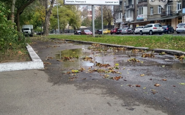 Одесса поплыла: на одной из улиц прорвало водопровод Фото № 3 Одесса поплыла: на одной из улиц прорвало водопровод Фото № 3