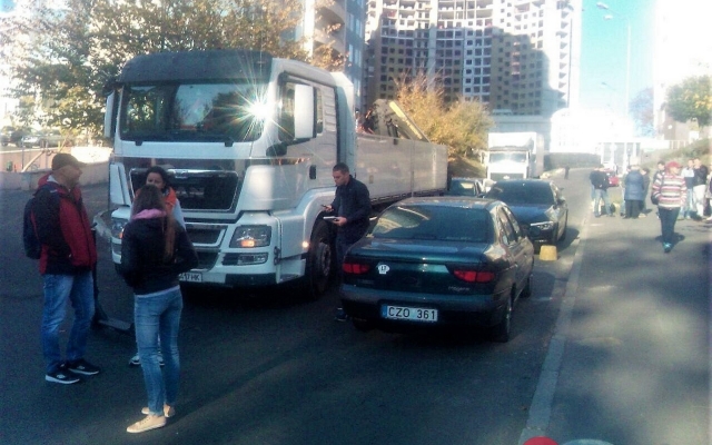 В Аркадии водитель иномарки забрызгал активистов из баллончика и наехал на скутер (ФОТО) Фото № 5 В Аркадии водитель иномарки забрызгал активистов из баллончика и наехал на скутер (ФОТО) Фото № 5