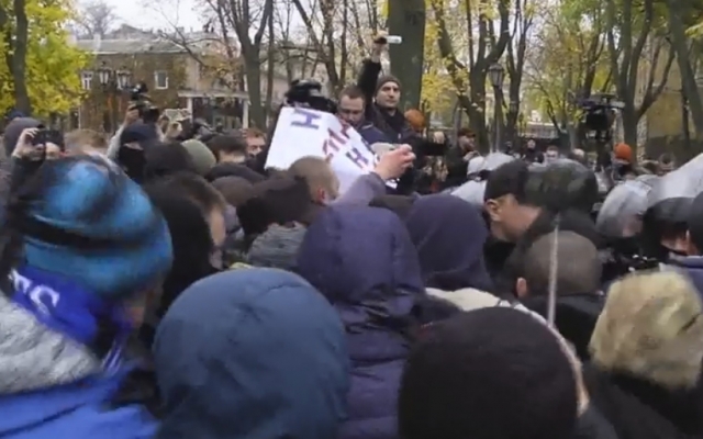 Установлена личность «активиста», бросившего камень в голову руководителю Нацполиции Фото № 5 Установлена личность «активиста», бросившего камень в голову руководителю Нацполиции Фото № 5