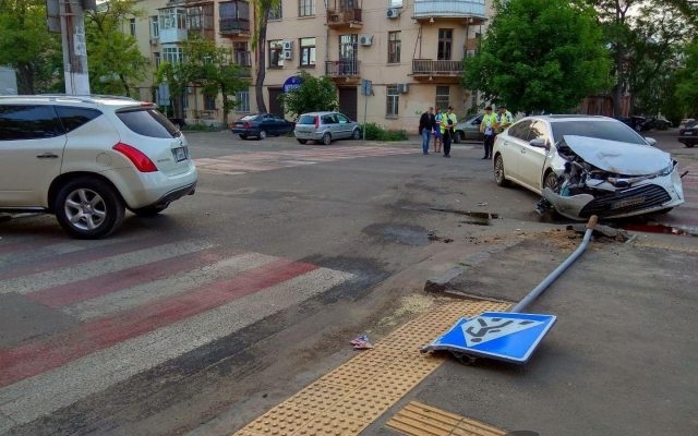 Вечернее ДТП в Одессе: иномарка снесла дорожный знак (ФОТО) Фото № 5 Вечернее ДТП в Одессе: иномарка снесла дорожный знак (ФОТО) Фото № 5