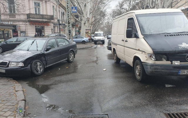 В ДТП в центре Одессы пострадала маленькая девочка Фото № 0 В ДТП в центре Одессы пострадала маленькая девочка Фото № 0