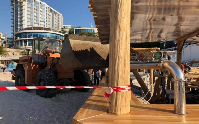 На одесском пляже бульдозер снёс имущество арендатора (ФОТО) Фото № 2 На одесском пляже бульдозер снёс имущество арендатора (ФОТО) Фото № 2