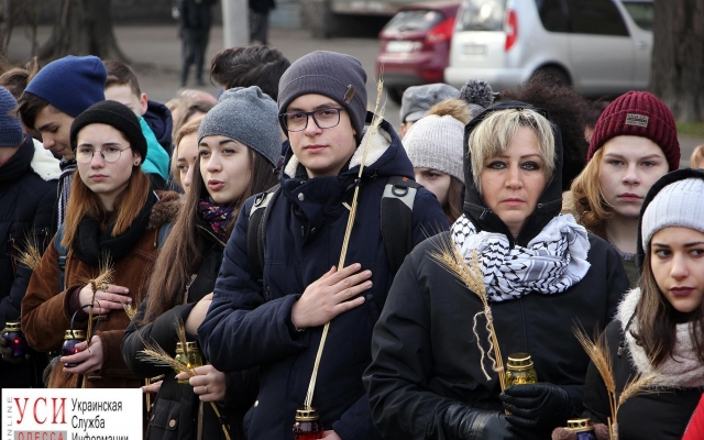Сегодня одесситы вспоминают жертв Голодомора и несут цветы к памятнику трагедии Фото № 1 Сегодня одесситы вспоминают жертв Голодомора и несут цветы к памятнику трагедии Фото № 1