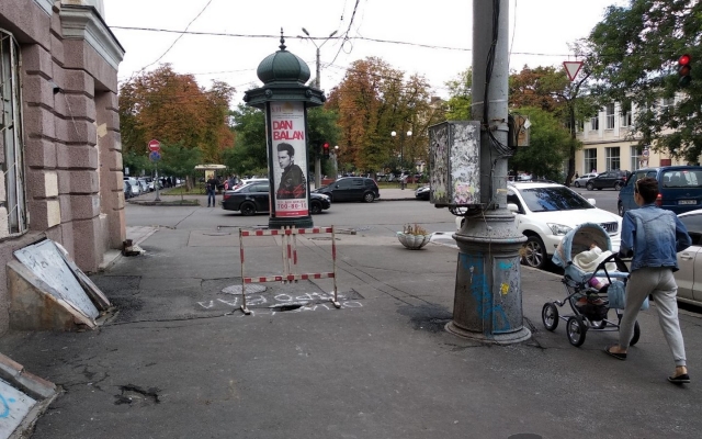 В Одессе на дороге образовалась яма (ФОТО) Фото № 1 В Одессе на дороге образовалась яма (ФОТО) Фото № 1