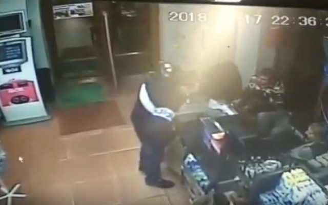 В Черноморске покупатель в магазине расплатился гранатой (ВИДЕО) Фото № 0 В Черноморске покупатель в магазине расплатился гранатой (ВИДЕО) Фото № 0