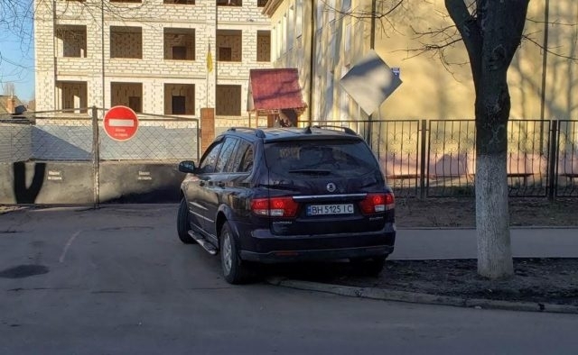 Пьяный житель Черноморска заехал на газон, когда подвозил ребёнка в школу Фото № 0 Пьяный житель Черноморска заехал на газон, когда подвозил ребёнка в школу Фото № 0