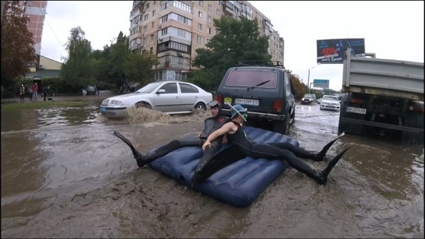 Как одесситы развлекались в затопленном городе (видео) Фото № 0 Как одесситы развлекались в затопленном городе (видео) Фото № 0