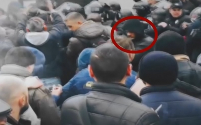 Установлена личность «активиста», бросившего камень в голову руководителю Нацполиции Фото № 0 Установлена личность «активиста», бросившего камень в голову руководителю Нацполиции Фото № 0