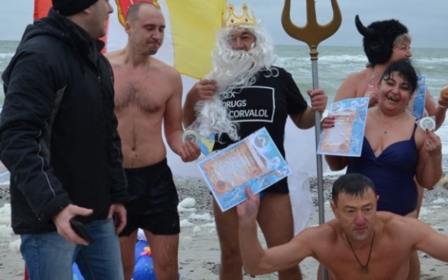 Вчера в Одессе отметили международный День моржа: без фотосессии у полузатонувшего танкера не обошлось Фото № 2 Вчера в Одессе отметили международный День моржа: без фотосессии у полузатонувшего танкера не обошлось Фото № 2